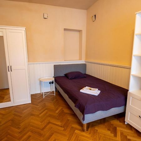 1800 By Vince Stay - Private Rooms In Town Hall Square Tartu Buitenkant foto