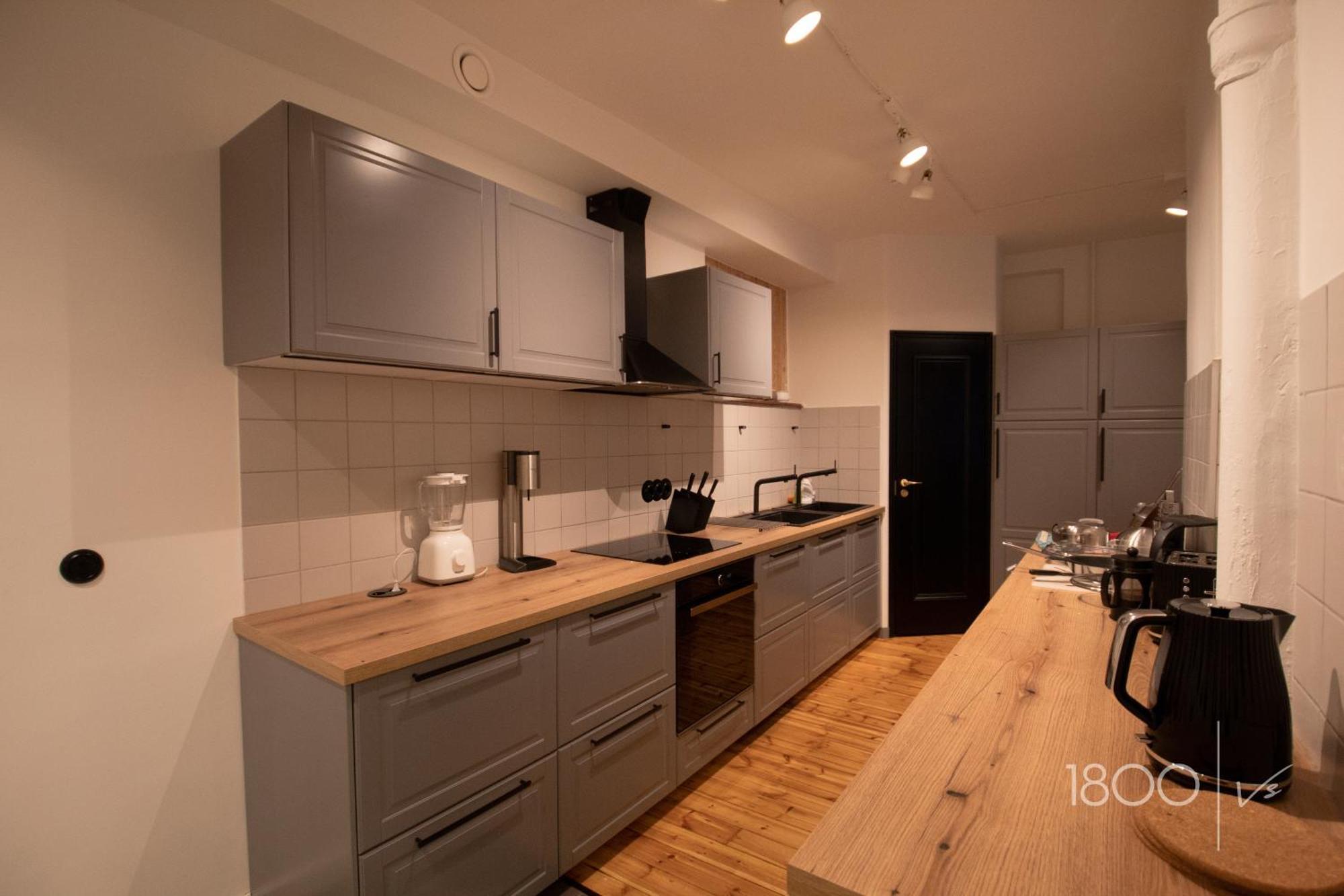 1800 By Vince Stay - Private Rooms In Town Hall Square Tartu Buitenkant foto