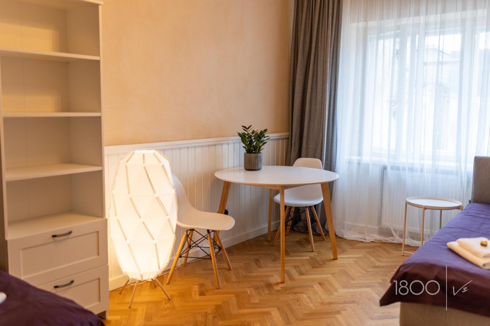 1800 By Vince Stay - Private Rooms In Town Hall Square Tartu Buitenkant foto