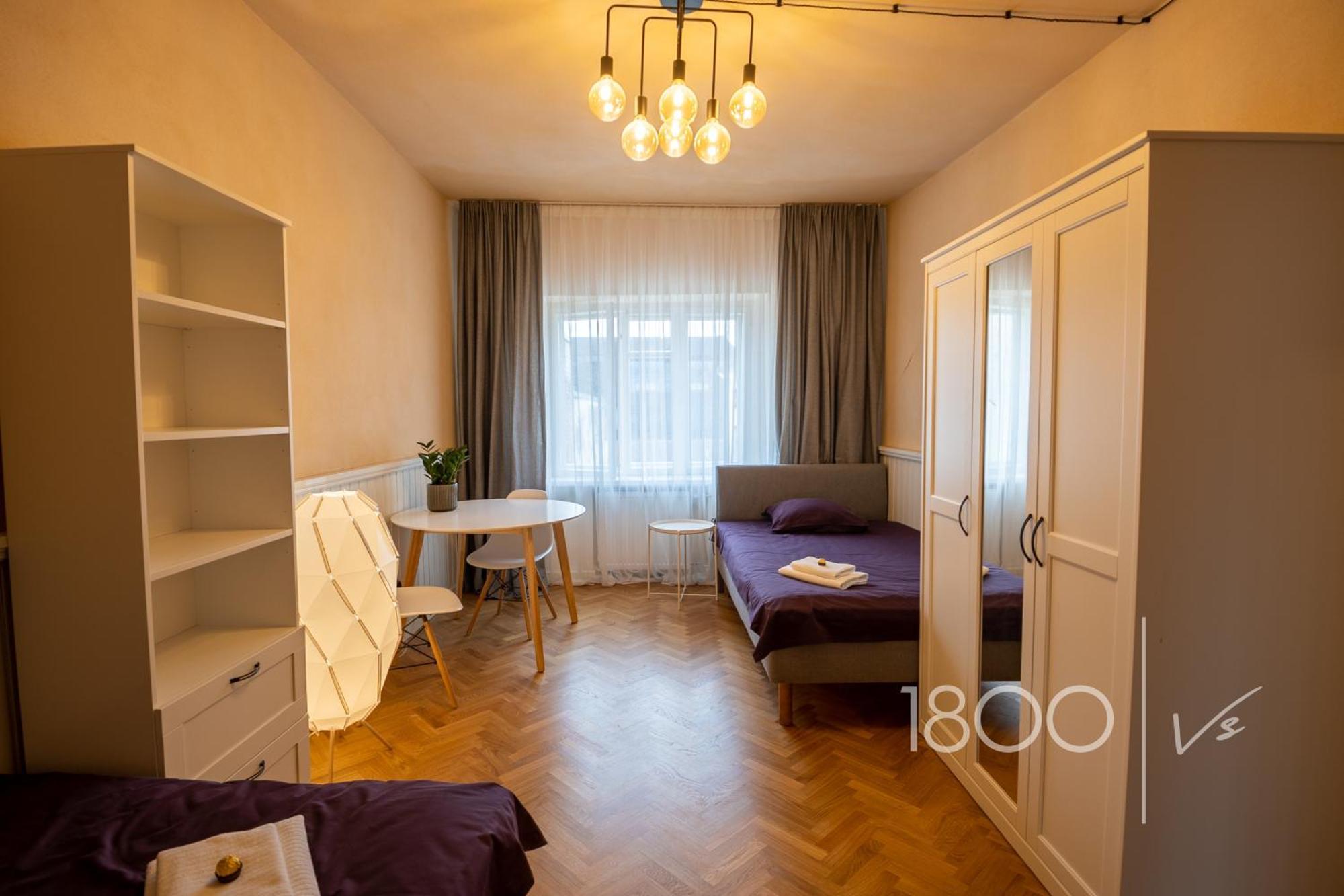 1800 By Vince Stay - Private Rooms In Town Hall Square Tartu Buitenkant foto