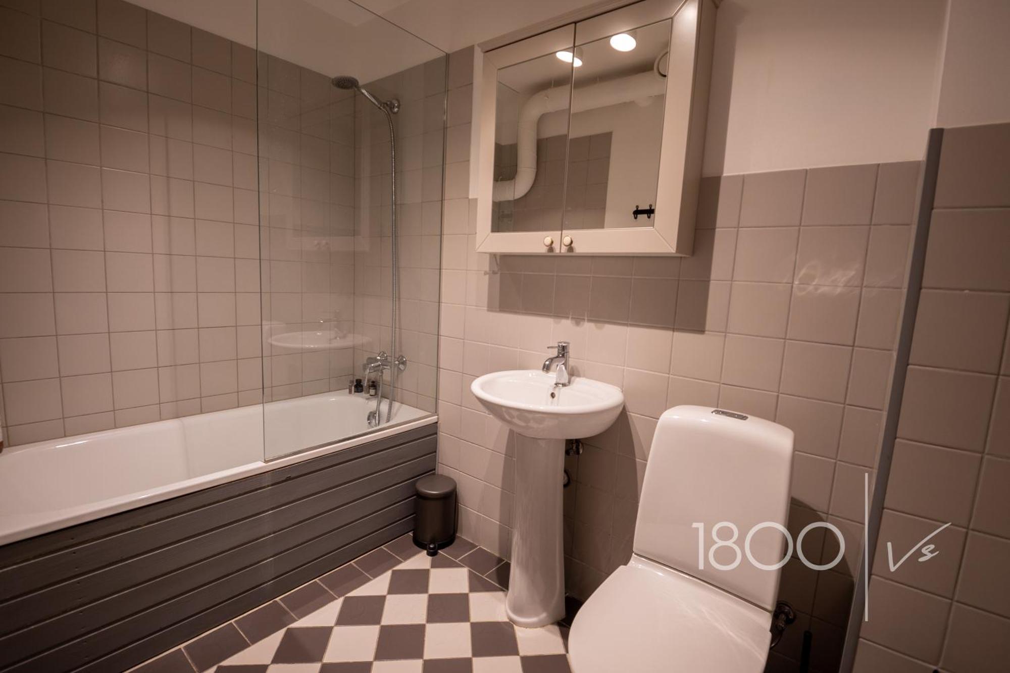 1800 By Vince Stay - Private Rooms In Town Hall Square Tartu Buitenkant foto