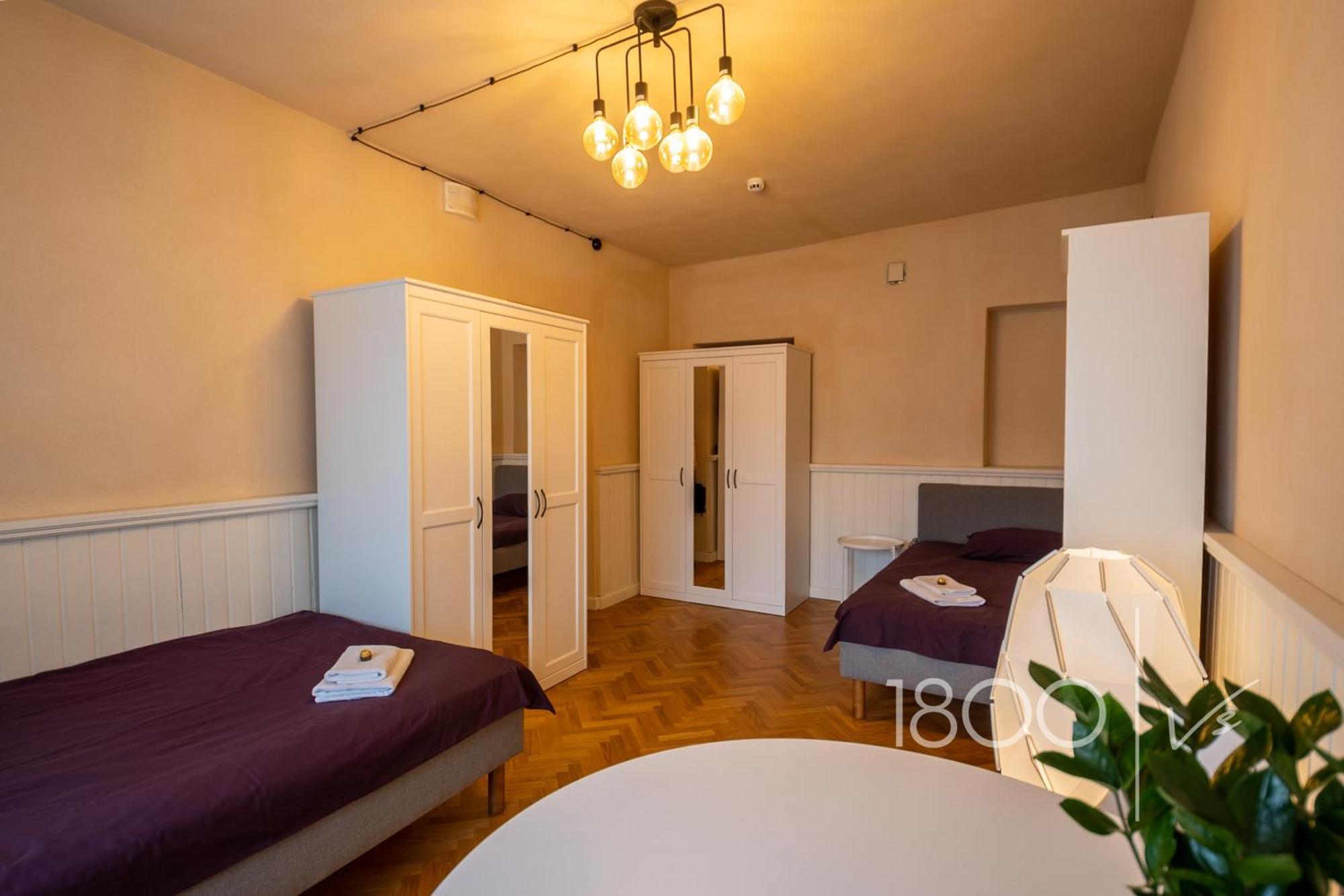 1800 By Vince Stay - Private Rooms In Town Hall Square Tartu Buitenkant foto