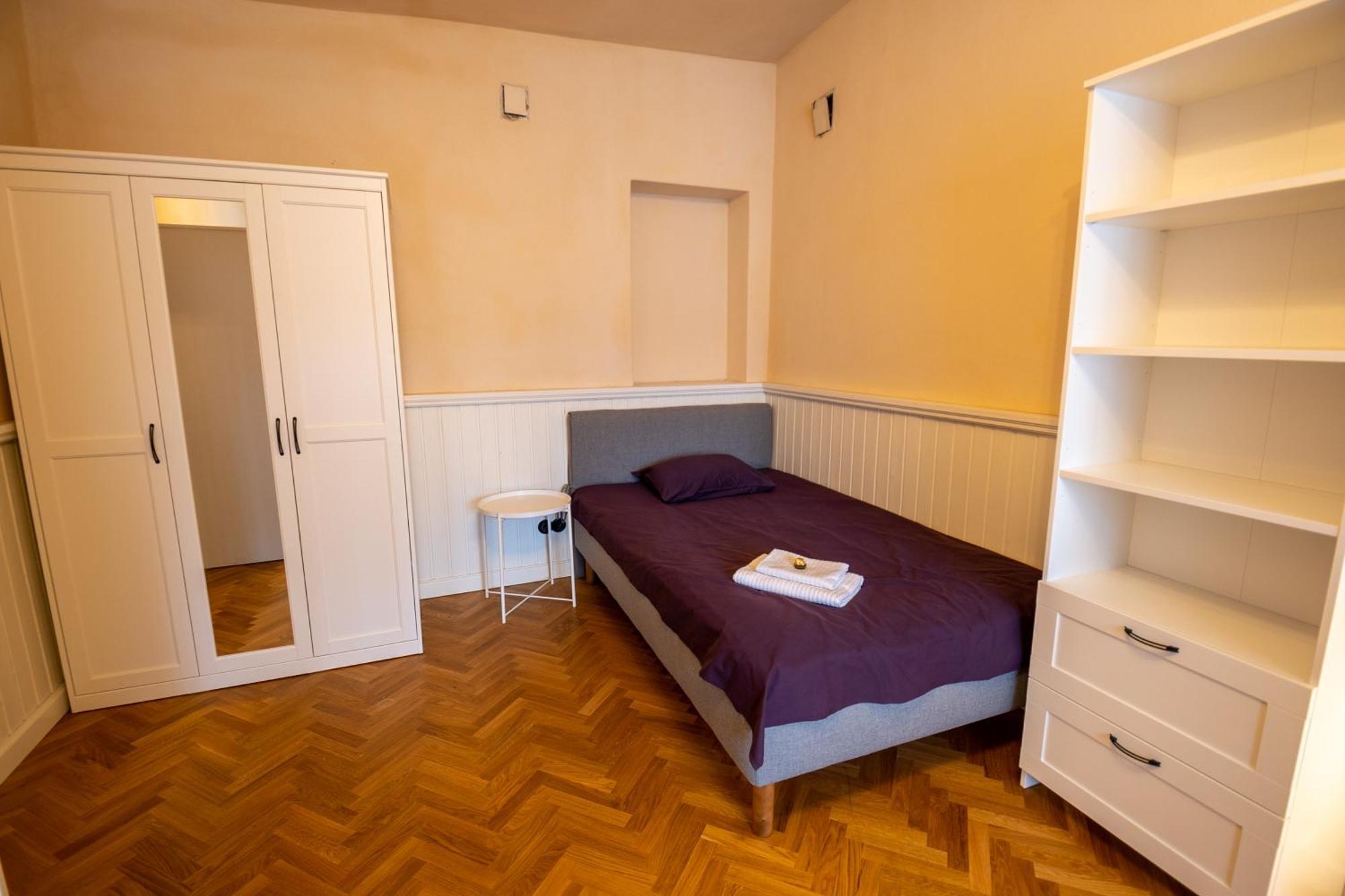 1800 By Vince Stay - Private Rooms In Town Hall Square Tartu Buitenkant foto